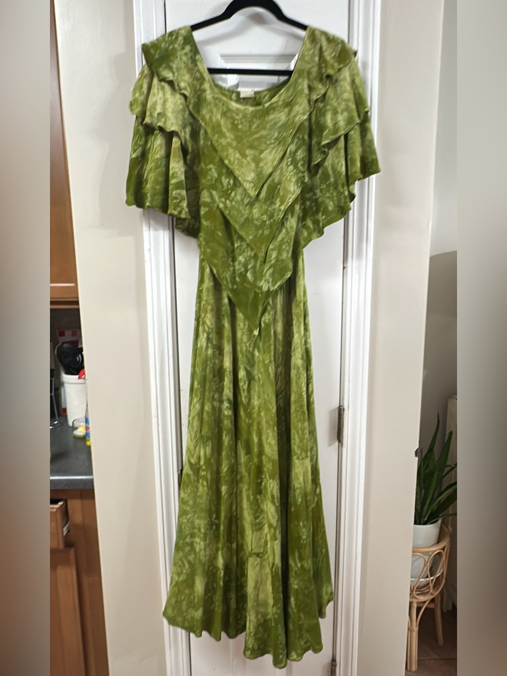 Santa fe Green Flowing Maxi Dress with Ruffled Cape. M-Xl (mix48)